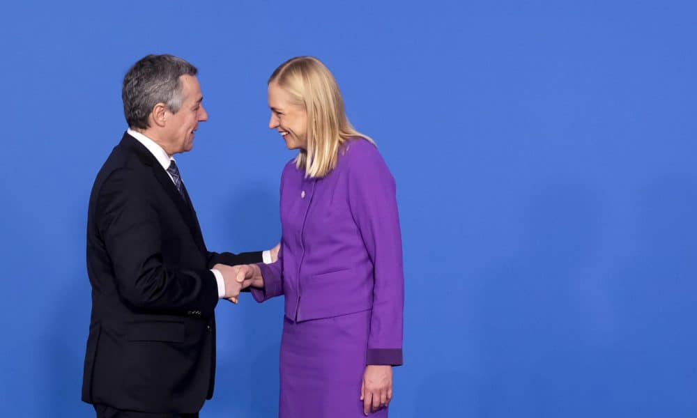 La presidenta en ejercicio de la OSCE y Ministra de Asuntos Exteriores de Finlandia, Elina Valtonen (D), estrecha la mano con el Consejero Federal Suizo y Ministro de Asuntos Exteriores, Ignazio Cassis, durante la 32ª reunión del Consejo Ministerial de la Organización para la Seguridad y la Cooperación en Europa (OSCE) en el Hofburg, en Viena, Austria, el 04 de diciembre de 2025. El evento reunirá a los Ministros de Asuntos Exteriores de los 57 países participantes en la OSCE, así como a los 11 socios para la cooperación, del 04 al 05 de diciembre en Viena. (Finlandia, Viena) EFE/EPA/ANTHONY ANEX