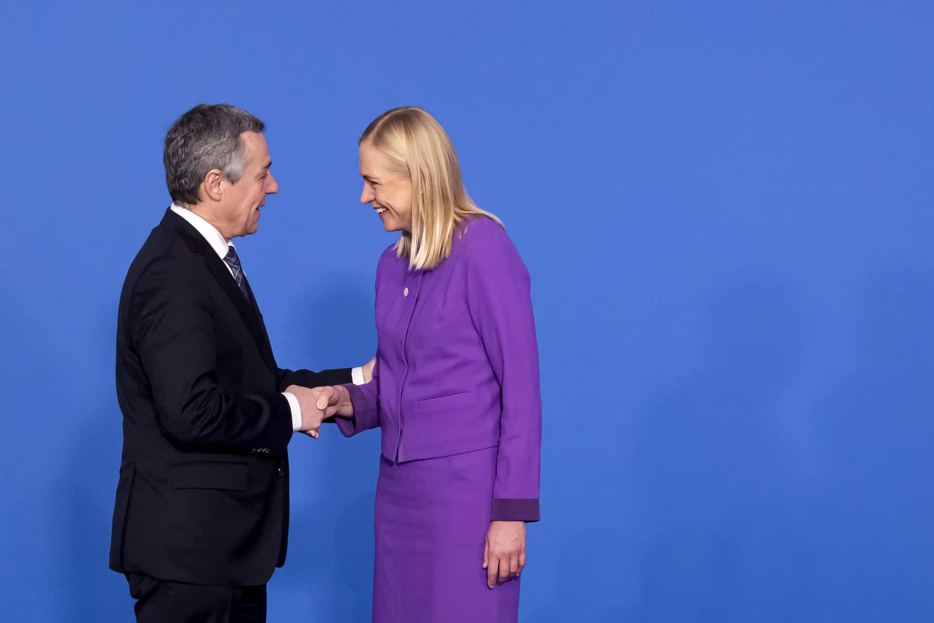 La presidenta en ejercicio de la OSCE y Ministra de Asuntos Exteriores de Finlandia, Elina Valtonen (D), estrecha la mano con el Consejero Federal Suizo y Ministro de Asuntos Exteriores, Ignazio Cassis, durante la 32ª reunión del Consejo Ministerial de la Organización para la Seguridad y la Cooperación en Europa (OSCE) en el Hofburg, en Viena, Austria, el 04 de diciembre de 2025. El evento reunirá a los Ministros de Asuntos Exteriores de los 57 países participantes en la OSCE, así como a los 11 socios para la cooperación, del 04 al 05 de diciembre en Viena. (Finlandia, Viena) EFE/EPA/ANTHONY ANEX