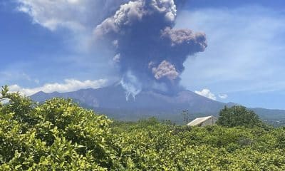 Foto de archivo del Etna, el mayor volcán activo de la placa europea y situado en la isla italiana de Sicilia (sur), que ha entrado nuevamente en erupción con fuertes explosiones, una alta columna de humo y una colada de material piroclástico sobre su ladera sureste. EFE/Álvaro Heredia