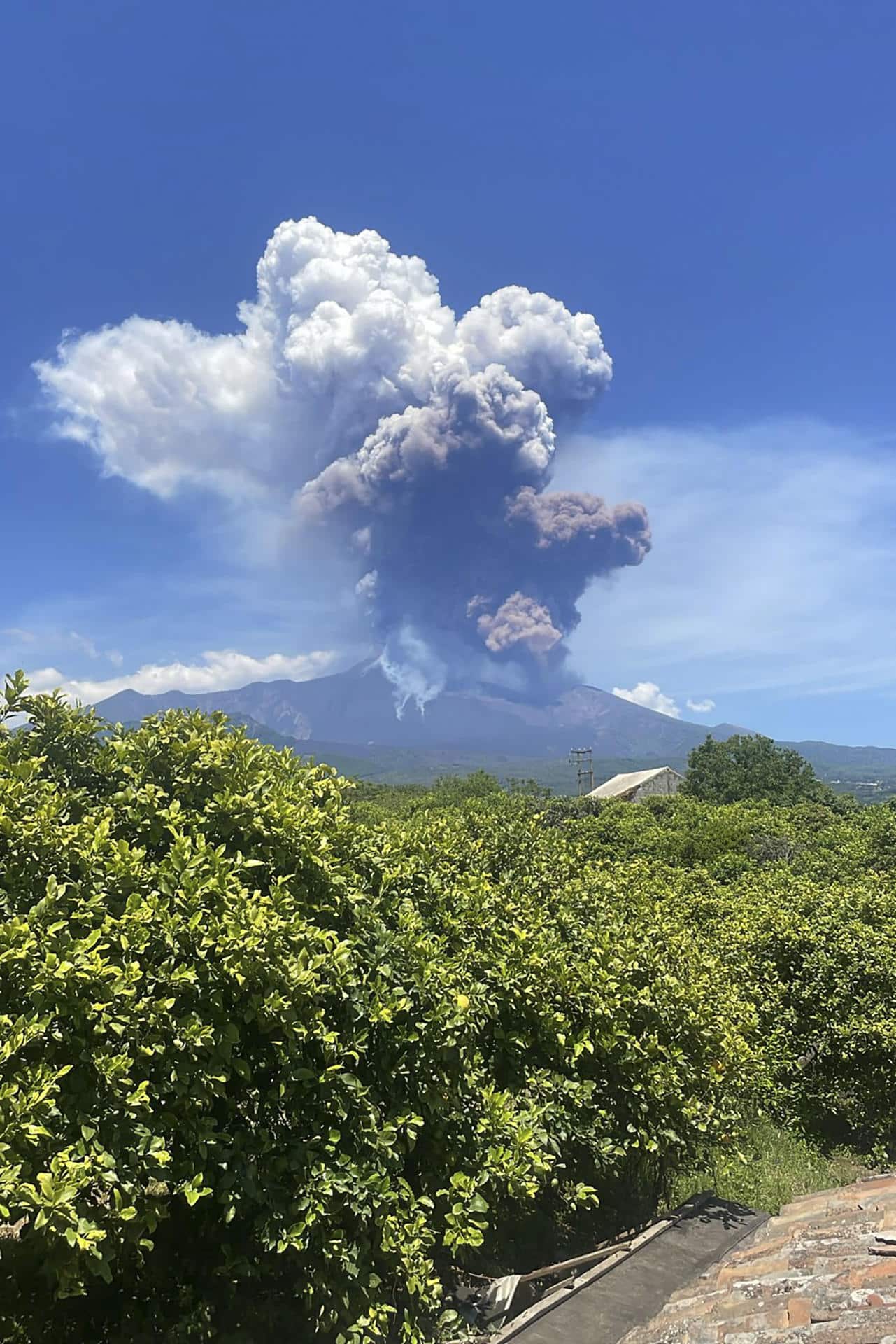 Foto de archivo del Etna, el mayor volcán activo de la placa europea y situado en la isla italiana de Sicilia (sur), que ha entrado nuevamente en erupción con fuertes explosiones, una alta columna de humo y una colada de material piroclástico sobre su ladera sureste. EFE/Álvaro Heredia
