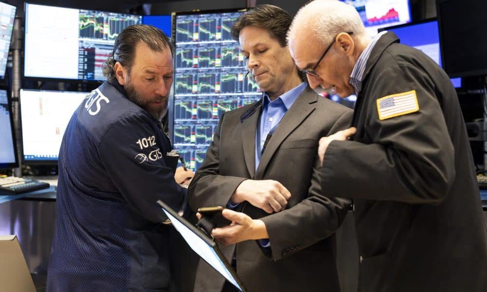 Foto de archivo que muestra a corredores de bolsa en la Bolsa de Valores de Nueva York. EFE/EPA/JUSTIN LANE