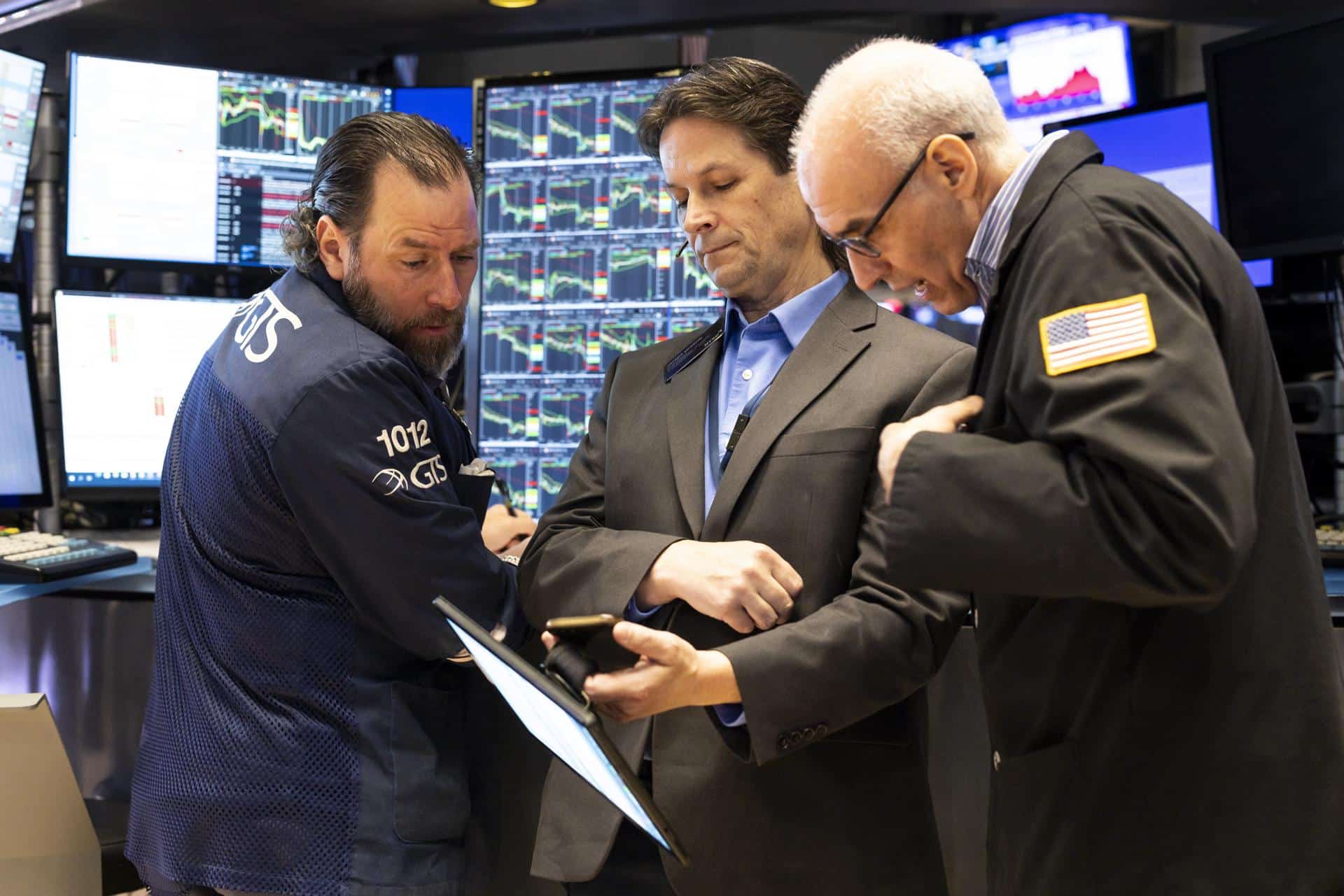 Foto de archivo que muestra a corredores de bolsa en la Bolsa de Valores de Nueva York. EFE/EPA/JUSTIN LANE