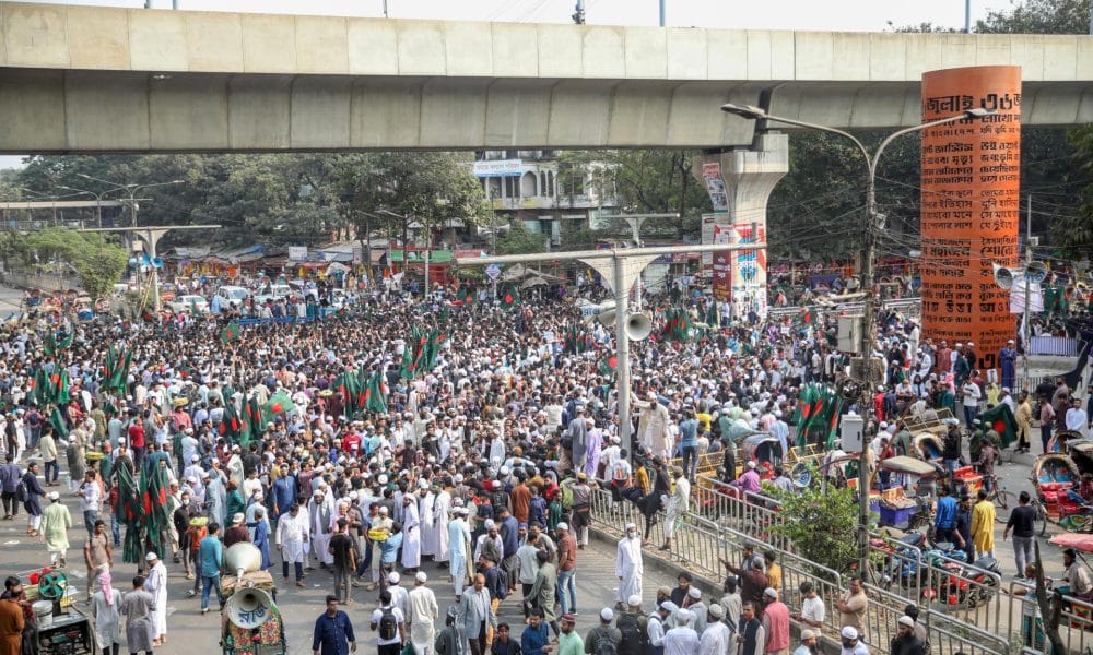 Daca (Bangladés), 19/12/2025.- Manifestantes se congregan para bloquear la intersección de Shahbagh en protesta por la muerte del destacado activista Sharif Osman Hadi en Daca, Bangladesh, el 19 de diciembre de 2025. Las manifestaciones estallaron el 18 de diciembre tras la muerte de Sharif Osman Hadi, portavoz del grupo de protesta estudiantil Inqilab Mancha, quien falleció a causa de las heridas sufridas en un hospital de Singapur donde recibía tratamiento tras recibir un disparo en Daca. EFE/EPA/MONIRUL ALAM
