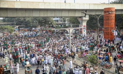 Daca (Bangladés), 19/12/2025.- Manifestantes se congregan para bloquear la intersección de Shahbagh en protesta por la muerte del destacado activista Sharif Osman Hadi en Daca, Bangladesh, el 19 de diciembre de 2025. Las manifestaciones estallaron el 18 de diciembre tras la muerte de Sharif Osman Hadi, portavoz del grupo de protesta estudiantil Inqilab Mancha, quien falleció a causa de las heridas sufridas en un hospital de Singapur donde recibía tratamiento tras recibir un disparo en Daca. EFE/EPA/MONIRUL ALAM
