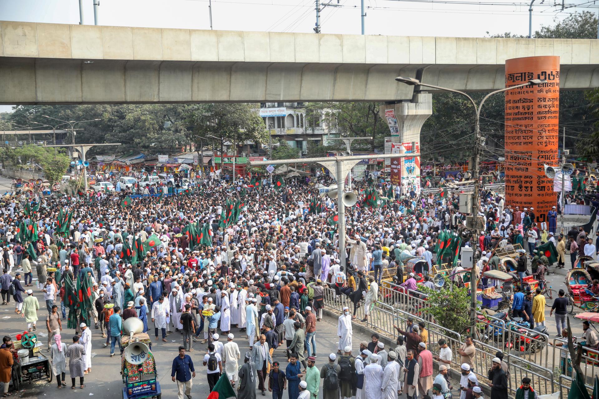 Daca (Bangladés), 19/12/2025.- Manifestantes se congregan para bloquear la intersección de Shahbagh en protesta por la muerte del destacado activista Sharif Osman Hadi en Daca, Bangladesh, el 19 de diciembre de 2025. Las manifestaciones estallaron el 18 de diciembre tras la muerte de Sharif Osman Hadi, portavoz del grupo de protesta estudiantil Inqilab Mancha, quien falleció a causa de las heridas sufridas en un hospital de Singapur donde recibía tratamiento tras recibir un disparo en Daca. EFE/EPA/MONIRUL ALAM