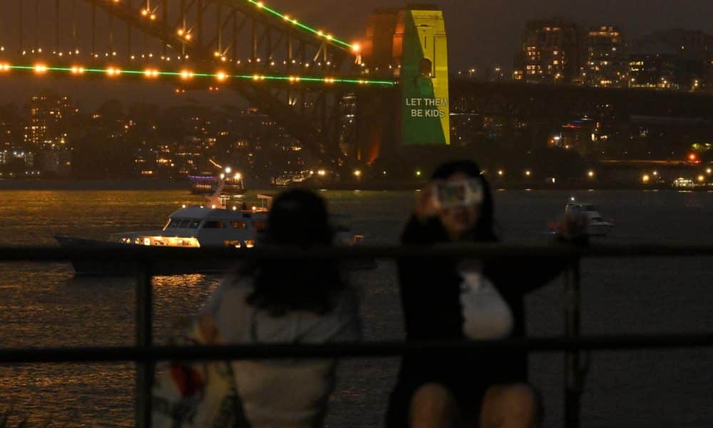 SYDNEY (Australia), 10/12/2025.- The social media ban for children under 16 with the slogan 'Let Them Be Kids' is seen projected on the pylons of the Sydney Harbour Bridge in Sydney, Australia, 10 December 2025. Australia's ban on social media for users aged under 16 came into effect on 10 December. EFE/EPA/MICK TSIKAS AUSTRALIA AND NEW ZEALAND OUT