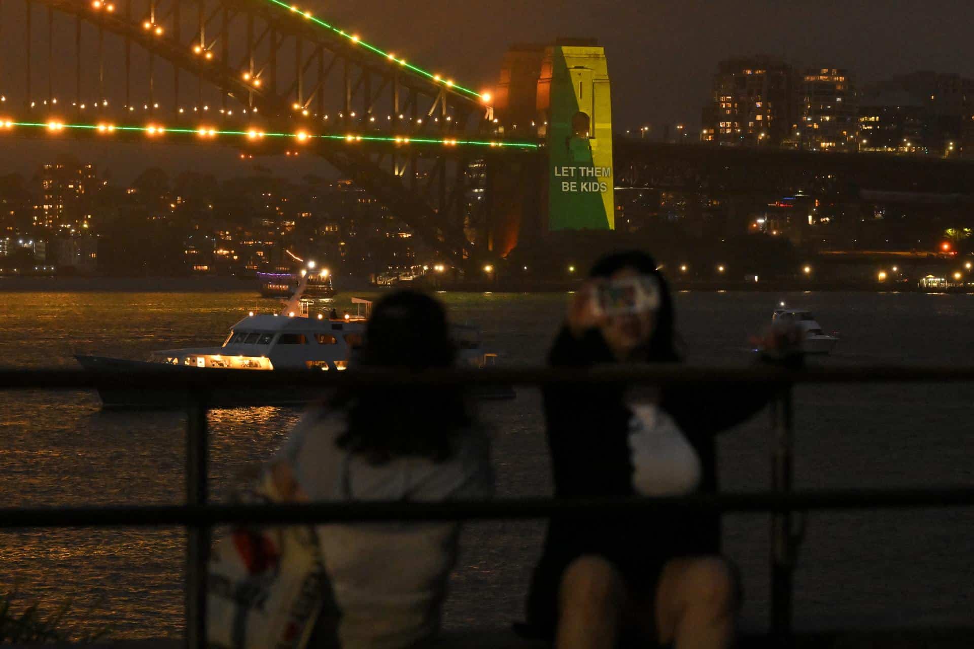SYDNEY (Australia), 10/12/2025.- The social media ban for children under 16 with the slogan 'Let Them Be Kids' is seen projected on the pylons of the Sydney Harbour Bridge in Sydney, Australia, 10 December 2025. Australia's ban on social media for users aged under 16 came into effect on 10 December. EFE/EPA/MICK TSIKAS AUSTRALIA AND NEW ZEALAND OUT