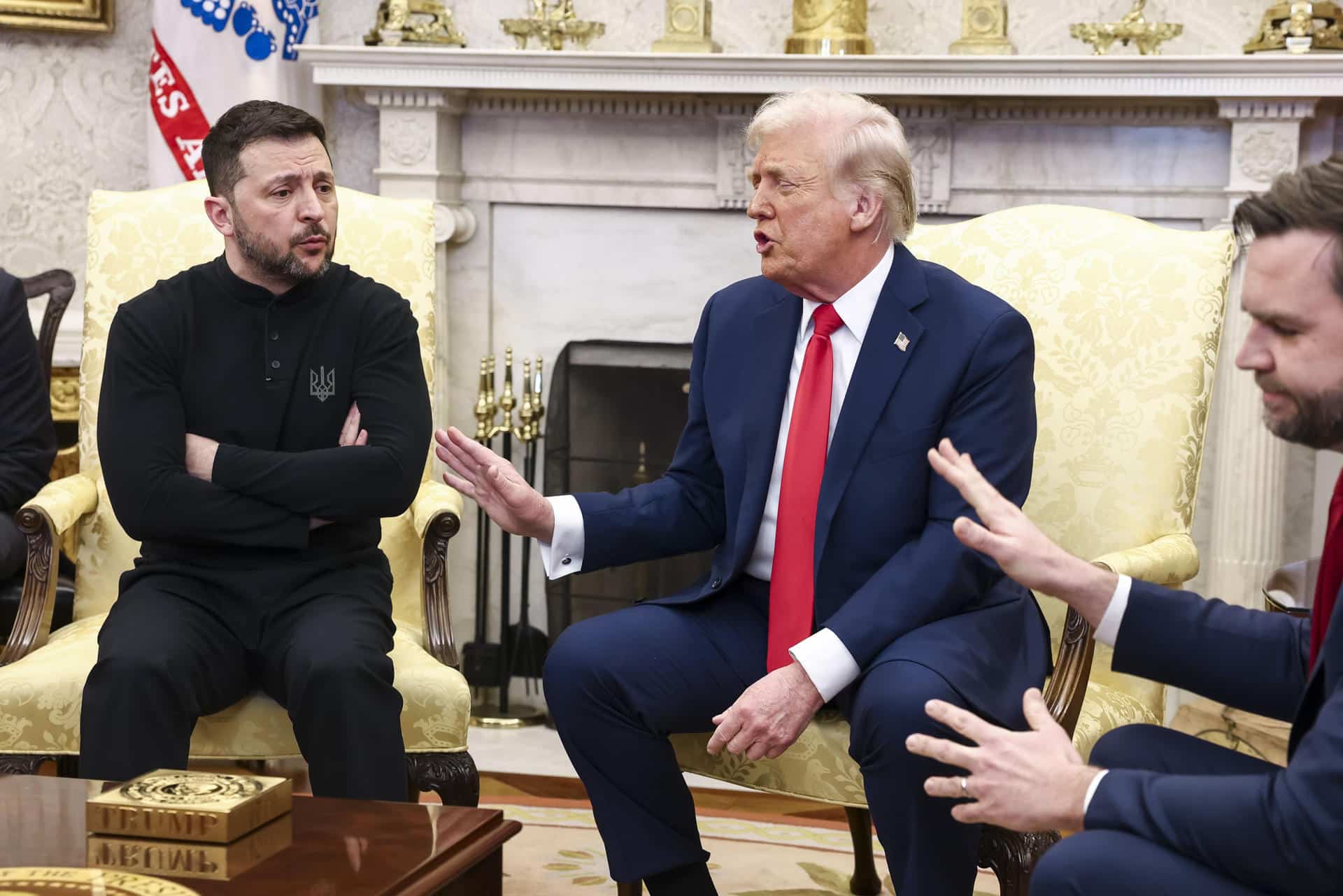 El presidente ucraniano, Volodimir Zelenski (i); el presidente estadounidense, Donald Trump, y el vicepresidente, JD Vance (d), discuten durante la reunión que celebraron en el Despacho Oval de la Casa Blanca, el 28 de febrero de 2025 . EFE/Jim Lo Scalzo / Pool