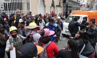 Personas protestan en La Paz (Bolivia) en contra del decreto que retiró la subvención a los combustibles, que estuvo vigente por más de 20 años. EFE/ Luis Gandarillas