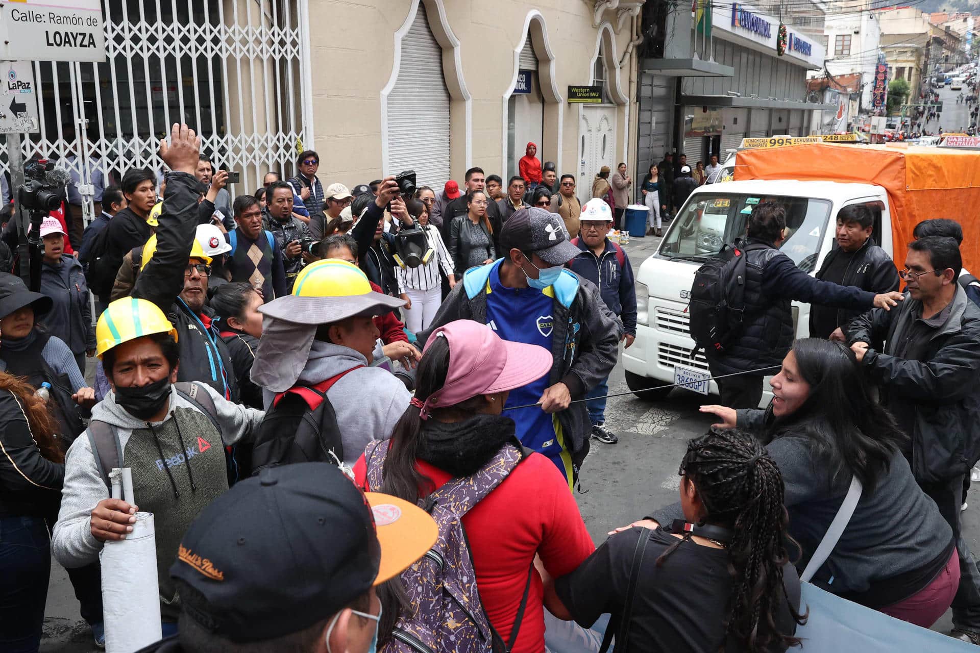Personas protestan en La Paz (Bolivia) en contra del decreto que retiró la subvención a los combustibles, que estuvo vigente por más de 20 años. EFE/ Luis Gandarillas
