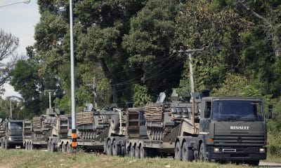 Vehículos militares de Tailandia trasportados hacia la frontera con Camboya, el 12 de diciembre. 
FE/EPA/RUNGROJ YONGRIT