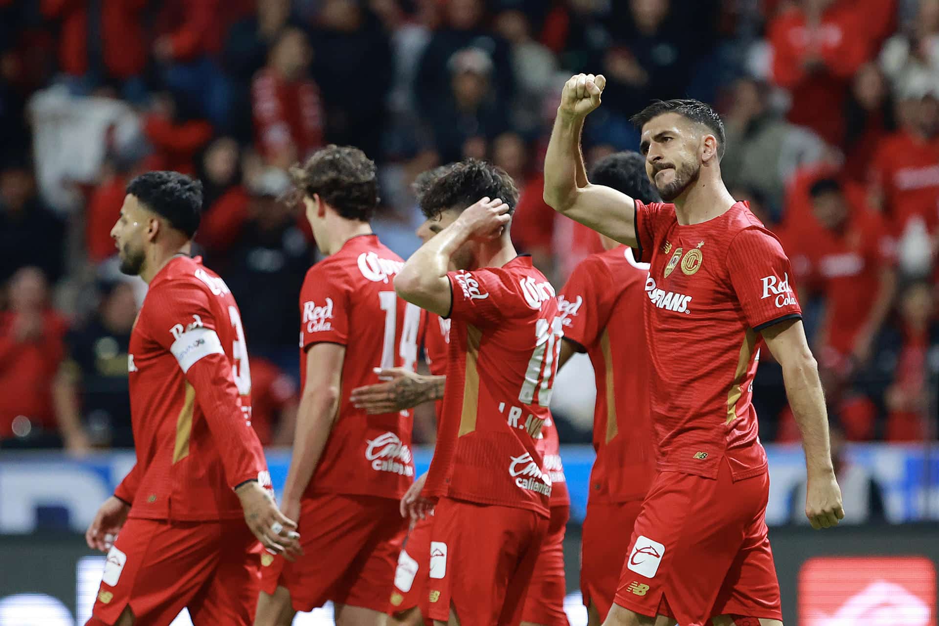 Joao Dias (d) de Toluca celebra un gol durante un partido de la Liga MX entre Toluca y Pachuca en el estadio Nemesio Diez en Toluca (México). Imagen de archivo. EFE/Felipe Gutiérrez
