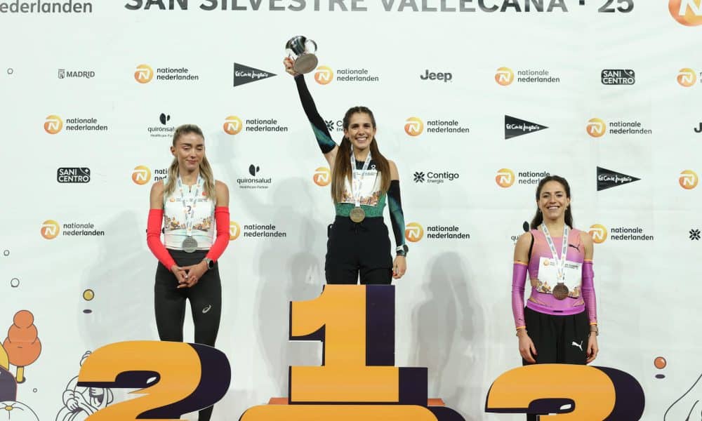 La atleta española Marta García (c) celebra en el podio su victoria junto a la segunda clasificada, la neerlandesa Diana van Es (i), y la tercera, la también española Carla Gallardo, en la prueba femenina internacional de la San Silvestre Vallecana, este miércoles en Madrid. EFE/Kiko Huesca