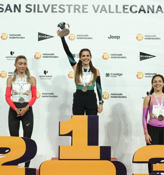 La atleta española Marta García (c) celebra en el podio su victoria junto a la segunda clasificada, la neerlandesa Diana van Es (i), y la tercera, la también española Carla Gallardo, en la prueba femenina internacional de la San Silvestre Vallecana, este miércoles en Madrid. EFE/Kiko Huesca