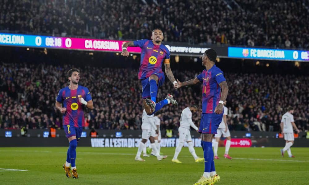 El delantero brasileño del FC Barcelona Raphinha (c) celebra con sus compañeros el gol marcado ante el Osasuna durante el partido de la jornada 16 de LaLiga que FC Barcelona y Atlético Osasuna disputaron en el Camp Nou. EFE/Alejandro García