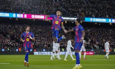 El delantero brasileño del FC Barcelona Raphinha (c) celebra con sus compañeros el gol marcado ante el Osasuna durante el partido de la jornada 16 de LaLiga que FC Barcelona y Atlético Osasuna disputaron en el Camp Nou. EFE/Alejandro García