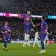El delantero brasileño del FC Barcelona Raphinha (c) celebra con sus compañeros el gol marcado ante el Osasuna durante el partido de la jornada 16 de LaLiga que FC Barcelona y Atlético Osasuna disputaron en el Camp Nou. EFE/Alejandro García