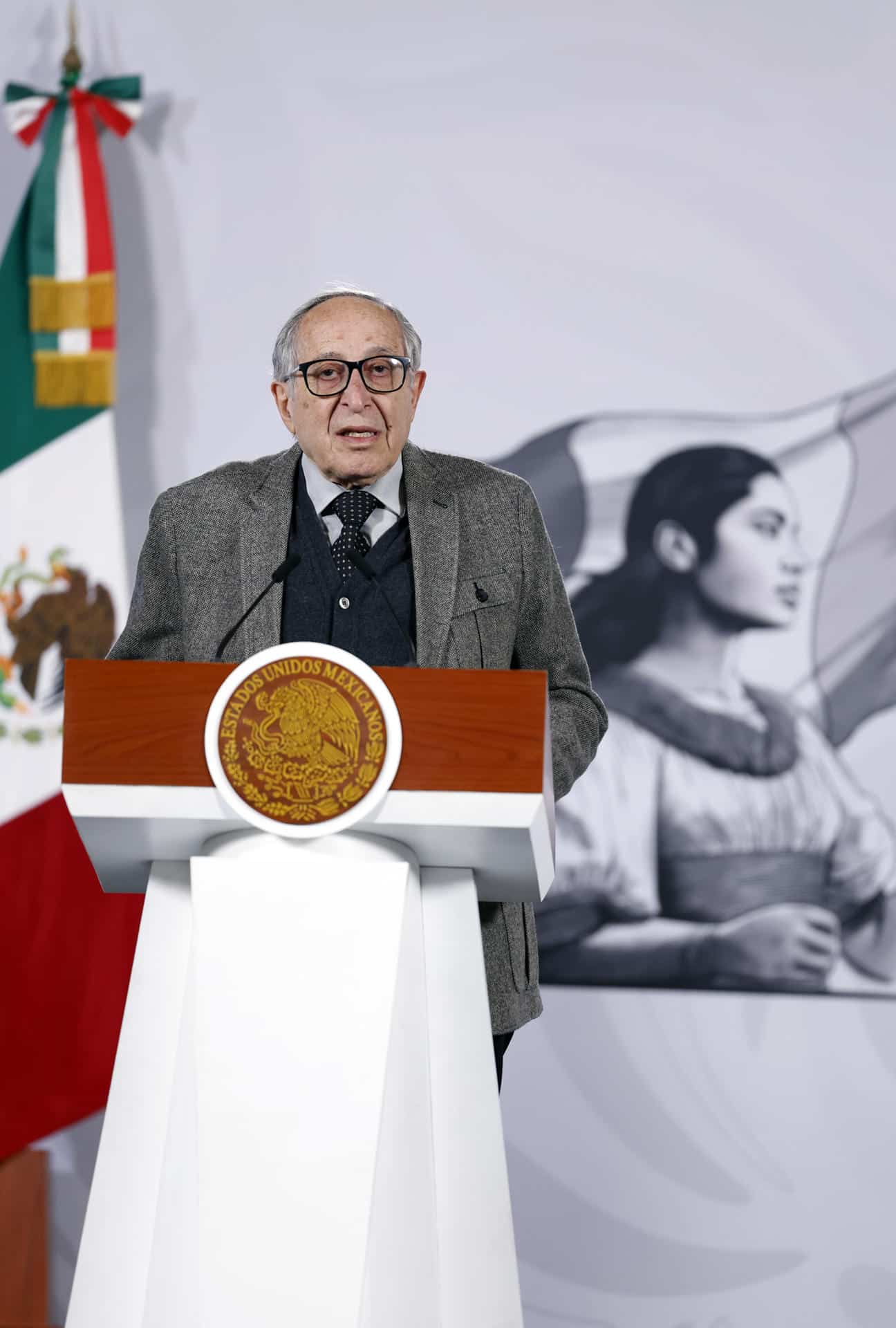 El secretario de Salud, David Kershenobich, habla este martes durante su participación en una rueda de prensa de la presidenta de México, Claudia Sheinbaum, en Palacio Nacional de la Ciudad de México (México). EFE/Sáshenka Gutiérrez