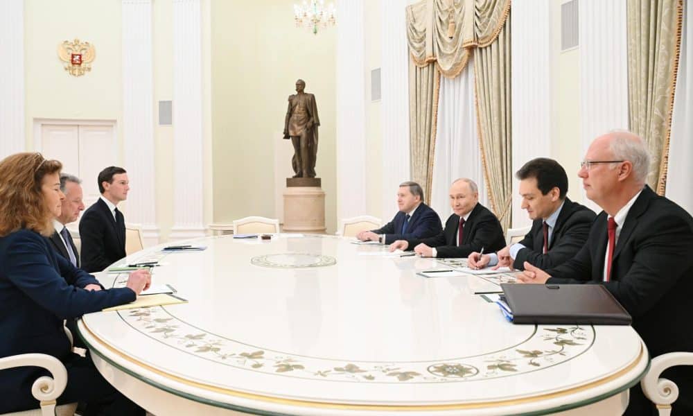 El presidente ruso, Vladimir Putin (3º por la derecha) durante su encuentro del 2 de diciembre con los negociadores estadounidenses. EFE/EPA/KRISTINA KORMILITSINA / SPUTNIK / KREMLIN POOL MANDATORY CREDIT