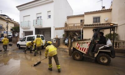 El este de España se encuentra azotado por un temporal que ha provocado inundaciones puntuales en provincias como Murcia y Málaga y que mantiene en alerta a otras como Granada, Almería y la Comunidad Valenciana.
EFE/Carlos Díaz