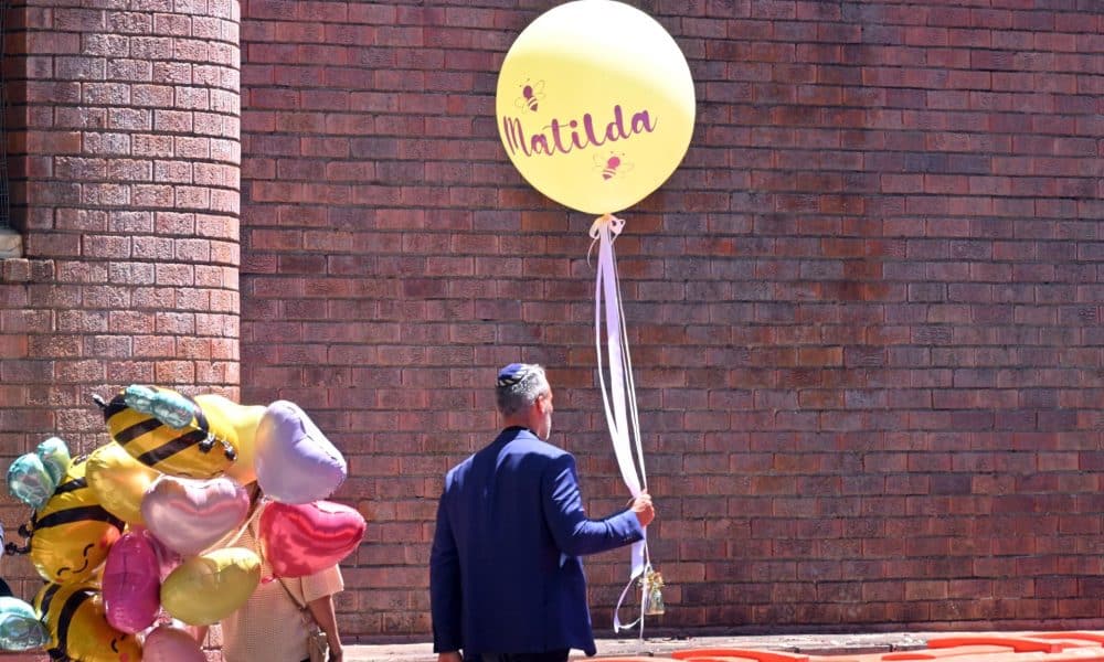 SÍDNEY (Australia), 18/12/2025.- Alex Ryvchin, codirector ejecutivo del Consejo Ejecutivo del Judaísmo Australiano, sostiene un globo que dice "Matilda" durante el funeral de Matilda Britvan, de 10 años, víctima mortal del tiroteo de Bondi Beach, en el Chevra Kadisha Memorial Hall en Sídney, Australia, el 18 de diciembre de 2025. Australia está de luto tras el ataque a las celebraciones del festival de Hanukkah de la comunidad judía el 14 de diciembre en Bondi Beach, que dejó al menos 16 personas muertas, incluido un hombre armado. EFE/EPA/DEAN LEWIS AUSTRALIA AND NEW ZEALAND OUT