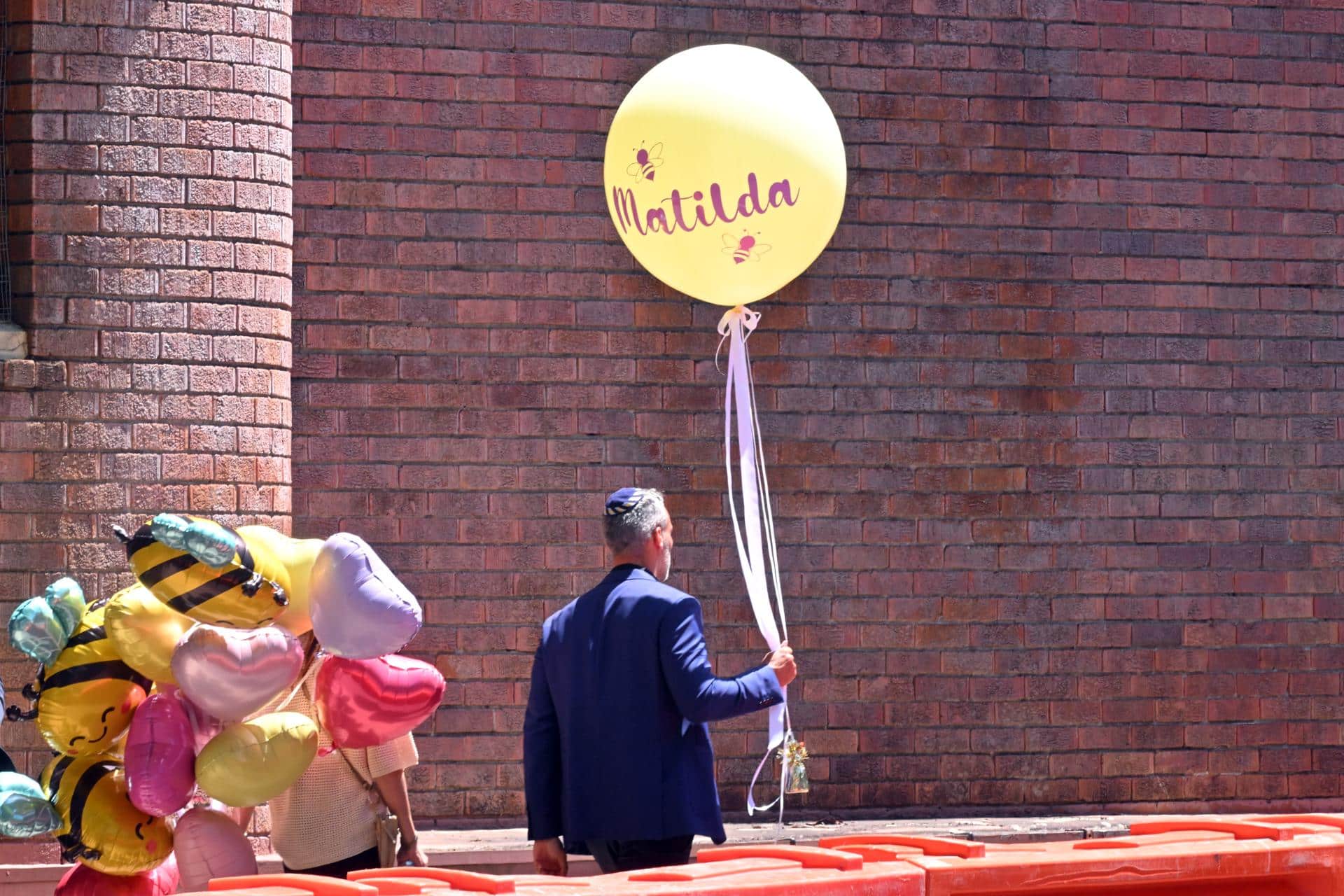 SÍDNEY (Australia), 18/12/2025.- Alex Ryvchin, codirector ejecutivo del Consejo Ejecutivo del Judaísmo Australiano, sostiene un globo que dice "Matilda" durante el funeral de Matilda Britvan, de 10 años, víctima mortal del tiroteo de Bondi Beach, en el Chevra Kadisha Memorial Hall en Sídney, Australia, el 18 de diciembre de 2025. Australia está de luto tras el ataque a las celebraciones del festival de Hanukkah de la comunidad judía el 14 de diciembre en Bondi Beach, que dejó al menos 16 personas muertas, incluido un hombre armado. EFE/EPA/DEAN LEWIS AUSTRALIA AND NEW ZEALAND OUT