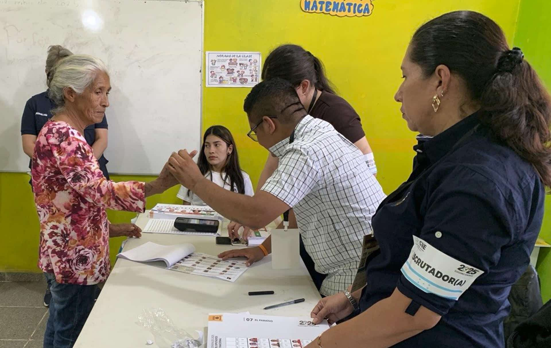 Fotografía del 7 de diciembre de 2025 de una persona al votar, en San Antonio de Flores, El Paraíso (Honduras). EFE/ Wilfredo Antunez