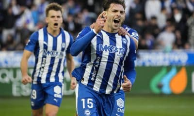 -Lucas Boyé (c), de la Real Sociedad, celebra su gol contra el Alavés, durante el partido de la jornada 13 de LaLiga EA Sports entre el Alavés y la Real Sociedad, en el estadio de Mendizorroza en Vitoria. EFE/ Adrián Ruiz Hierro