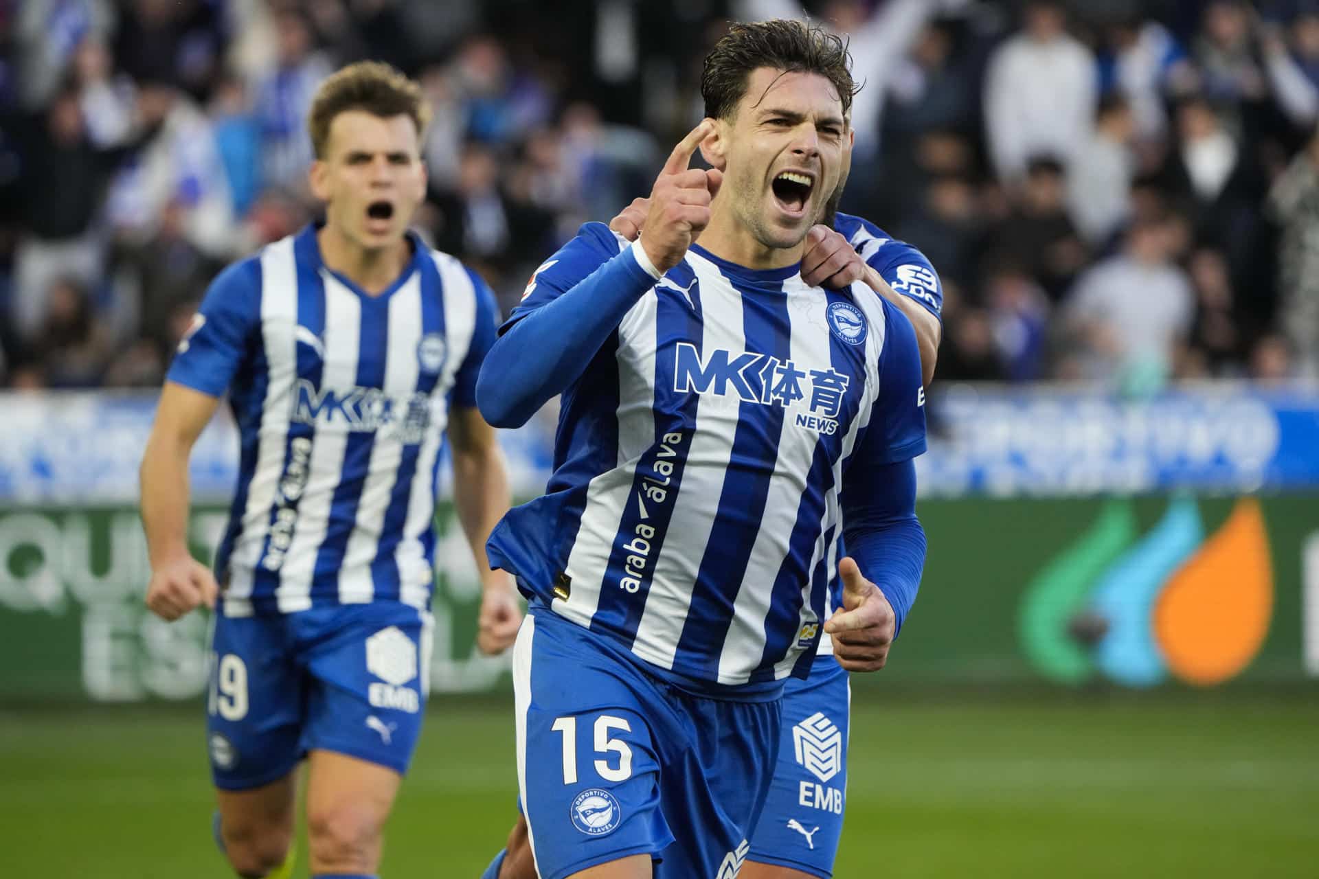 -Lucas Boyé (c), de la Real Sociedad, celebra su gol contra el Alavés, durante el partido de la jornada 13 de LaLiga EA Sports entre el Alavés y la Real Sociedad, en el estadio de Mendizorroza en Vitoria. EFE/ Adrián Ruiz Hierro