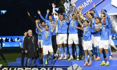 Los jugadores del Nápoles celebran el títiulo de la Supercopa tras la final que han jugado SSC Napoli y Bologna FC 1909, en Riad. EFE/EPA/STRINGE