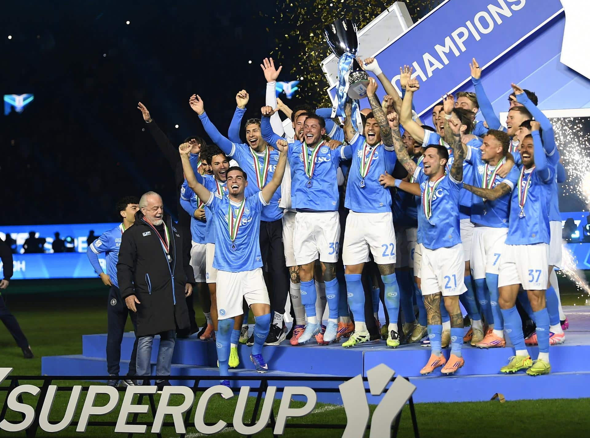 Los jugadores del Nápoles celebran el títiulo de la Supercopa tras la final que han jugado SSC Napoli y Bologna FC 1909, en Riad. EFE/EPA/STRINGE