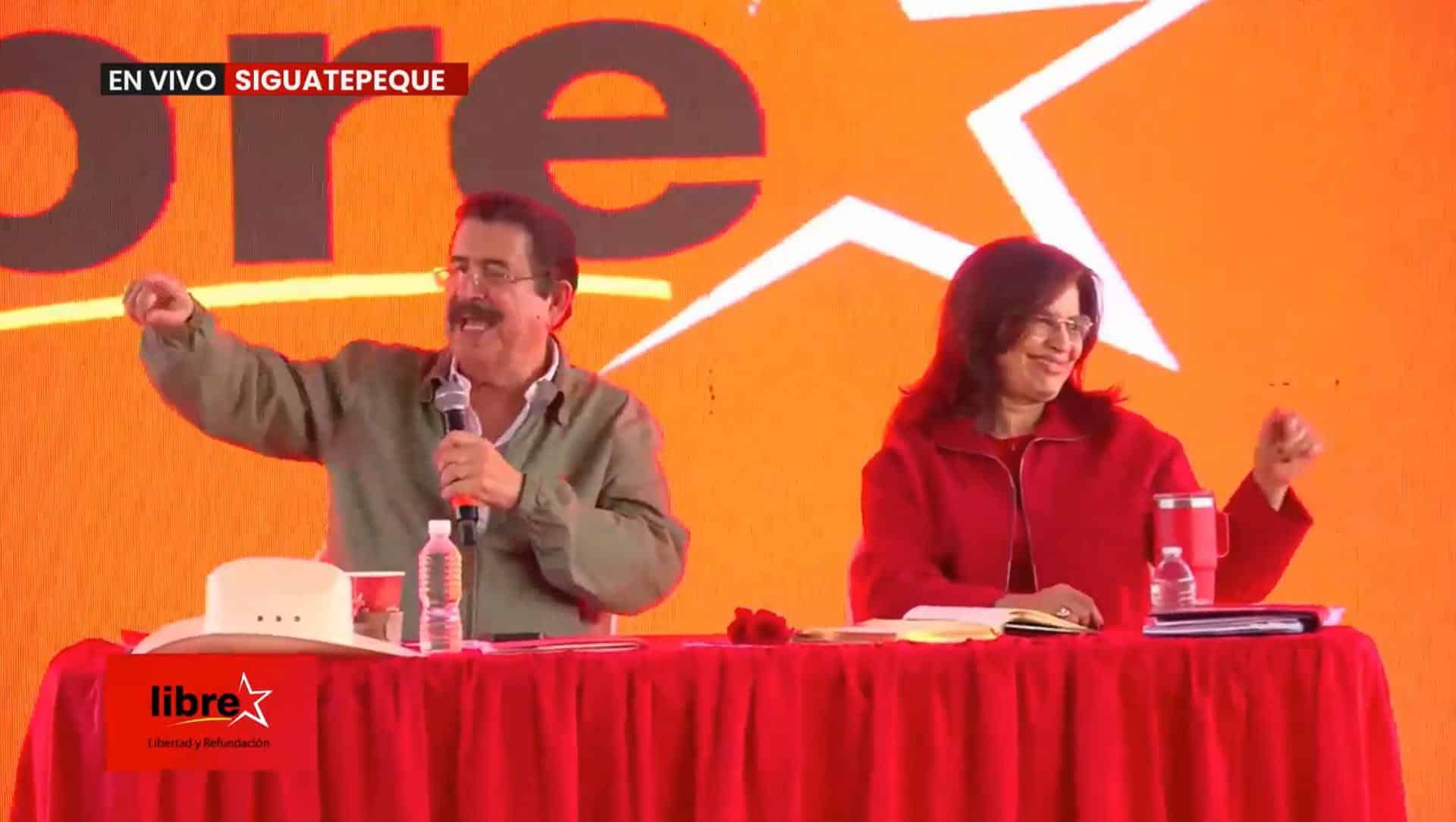 Captura de video tomada de una transmisión en X del Partido Libre del expresidente de Honduras y coordinador general del gobernante Partido Libertad y Refundación (Libre, izquierda), Manuel Zelaya (i), junto a la candidata a la Presidencia de Honduras por Libre Rixi Moncada en una asamblea este sábado, en Tegucigalpa (Honduras). EFE/ @PartidoLibre /