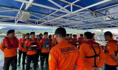 AME854. LABUAN BAJO (INDONESIA), 28/12/2025.- Fotografía cedida por el Equipo de Búsqueda y Rescate de Indonesia (SAR) donde se observa a sus integrantes formados previo a reanudar un trabajo de búsqueda este domingo, en Labuan Bajo (Indonesia). Los equipos de rescate de Indonesia ampliaron el área de búsqueda de un español y tres de sus hijos, desaparecidos desde el viernes tras el naufragio de una embarcación en aguas de la isla de Padar, al este de Bali. EFE/ Equipo de Búsqueda y Rescate de Indonesia / SOLO USO EDITORIAL/ NO VENTAS/ SOLO DISPONIBLE PARA ILUSTRAR LA NOTICIA QUE ACOMPAÑA (CRÉDITO OBLIGATORIO)