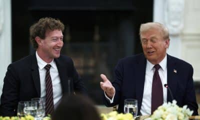 Foto de archivo del presidente de Estados Unidos, Donald Trump (D), con el director ejecutivo de Meta, Mark Zuckerberg (I), durante una cena ofrecida por el mandatario a líderes tecnológicos estadounidenses en la Casa Blanca, en Washington, DC, EE. UU., el 4 de septiembre de 2025. EFE/EPA/WILL OLIVER / POOL