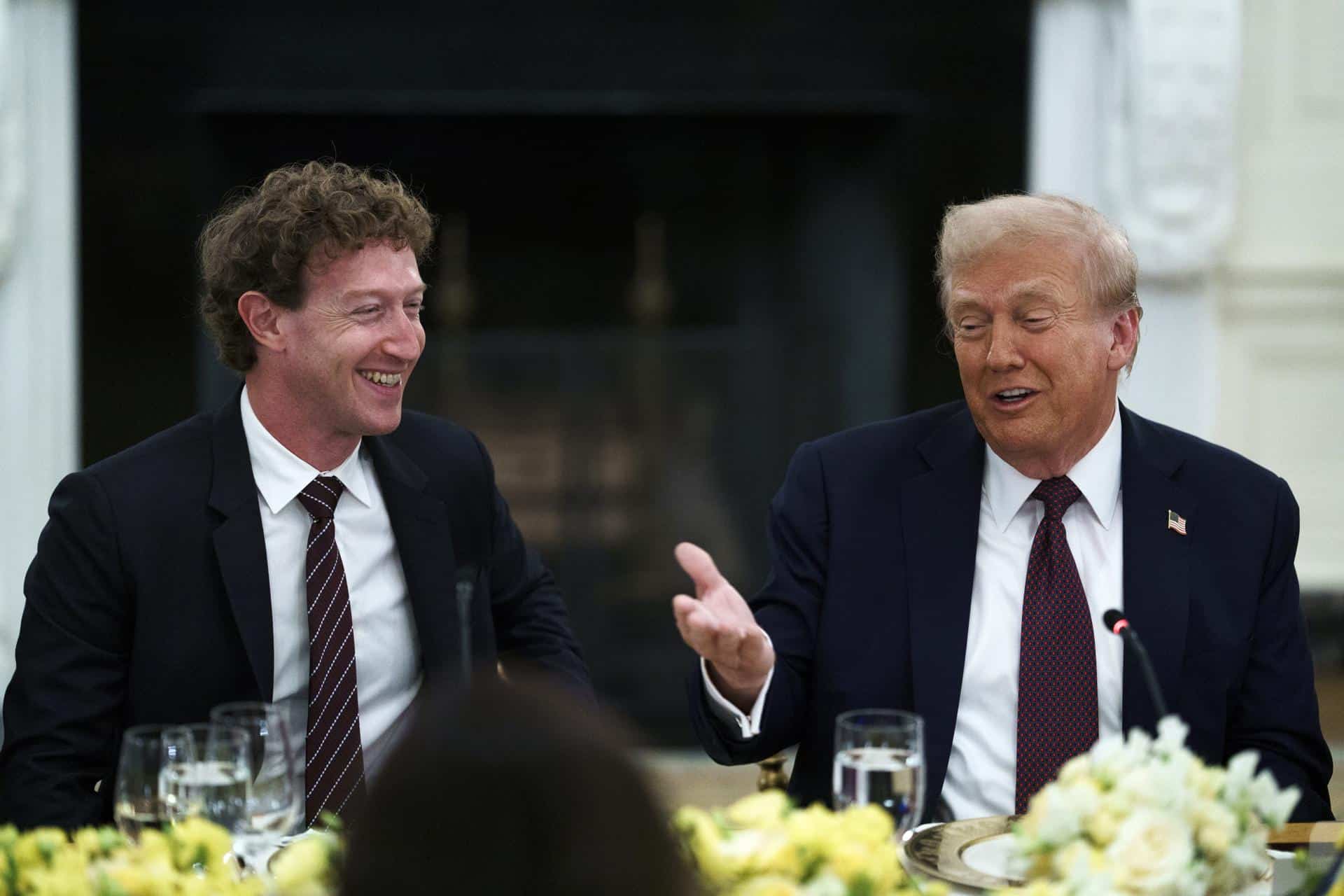 Foto de archivo del presidente de Estados Unidos, Donald Trump (D), con el director ejecutivo de Meta, Mark Zuckerberg (I), durante una cena ofrecida por el mandatario a líderes tecnológicos estadounidenses en la Casa Blanca, en Washington, DC, EE. UU., el 4 de septiembre de 2025. EFE/EPA/WILL OLIVER / POOL