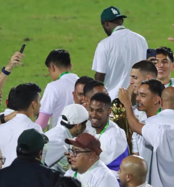 Jugadores de Antigua celebran este sábado en el estadio El Trébol, de Ciudad de Guatemala, la conquista del Torneo apertura, pese a caer por 1-0 ante Municipal. EFE/ Juan Ocampo.
Jugadores de Antigua celebran este sábado en el estadio El Trébol, de Ciudad de Guatemala, la conquista del Torneo apertura, pese a caer por 1-0 ante Municipal. EFE/ Juan Ocampo.