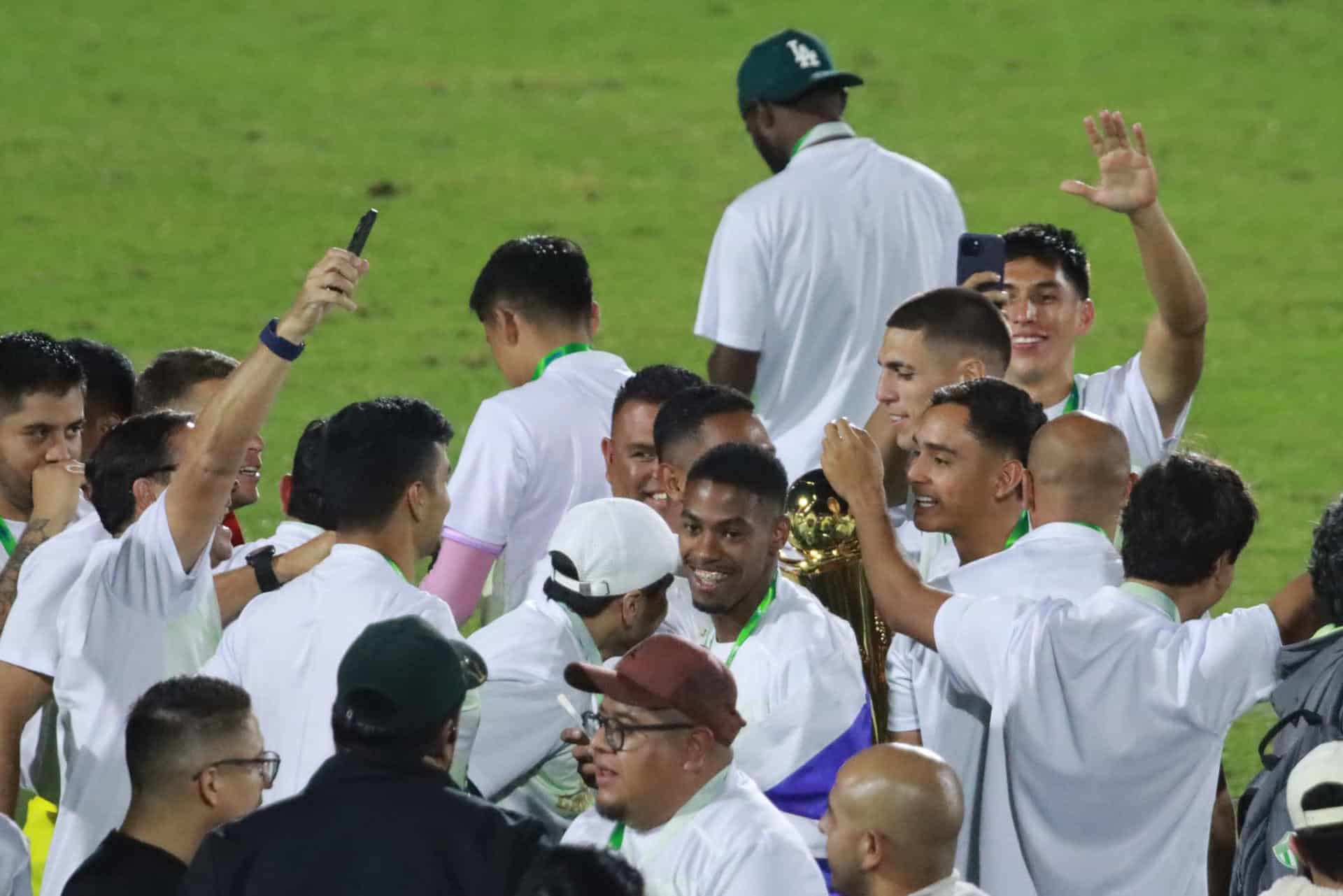 Jugadores de Antigua celebran este sábado en el estadio El Trébol, de Ciudad de Guatemala, la conquista del Torneo apertura, pese a caer por 1-0 ante Municipal. EFE/ Juan Ocampo.
Jugadores de Antigua celebran este sábado en el estadio El Trébol, de Ciudad de Guatemala, la conquista del Torneo apertura, pese a caer por 1-0 ante Municipal. EFE/ Juan Ocampo.