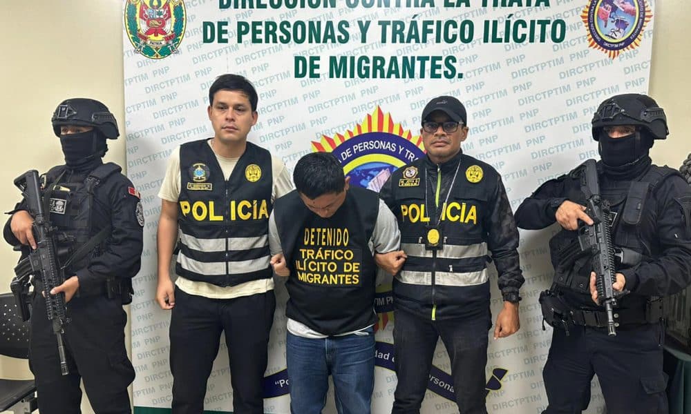 Fotografía cedida por la Oficina de Interpol Lima que muestra a Cristian Hernán Yong Granadino (c), alias 'Chuki´, custodiado por integrantes de la Policía Nacional de Perú (PNP) este viernes, en Lima (Perú). EFE/ Oficina de Interpol Lima