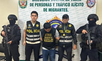 Fotografía cedida por la Oficina de Interpol Lima que muestra a Cristian Hernán Yong Granadino (c), alias 'Chuki´, custodiado por integrantes de la Policía Nacional de Perú (PNP) este viernes, en Lima (Perú). EFE/ Oficina de Interpol Lima