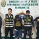Fotografía cedida por la Oficina de Interpol Lima que muestra a Cristian Hernán Yong Granadino (c), alias 'Chuki´, custodiado por integrantes de la Policía Nacional de Perú (PNP) este viernes, en Lima (Perú). EFE/ Oficina de Interpol Lima
