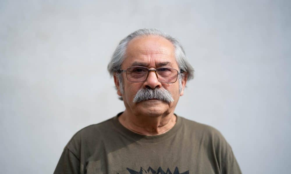 Fotografía cedida por la Presidencia de Chile, del muralista y artista visual, Alejandro "mono" González, Premio Nacional de Artes Plásticas 2025, este martes en el palacio de La Moneda, en Santiago (Chile). EFE/ Presidencia de Chile