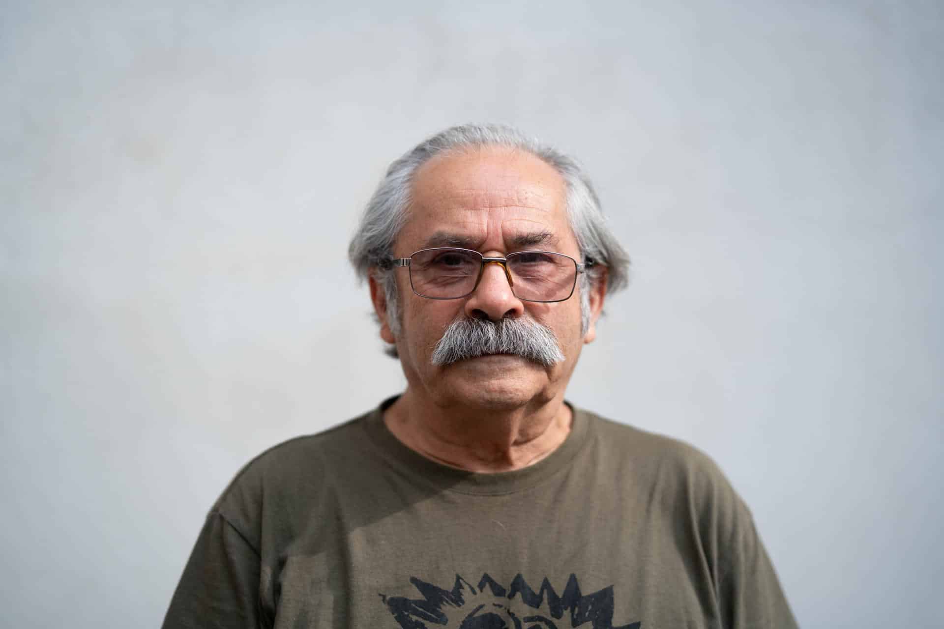 Fotografía cedida por la Presidencia de Chile, del muralista y artista visual, Alejandro "mono" González, Premio Nacional de Artes Plásticas 2025, este martes en el palacio de La Moneda, en Santiago (Chile). EFE/ Presidencia de Chile