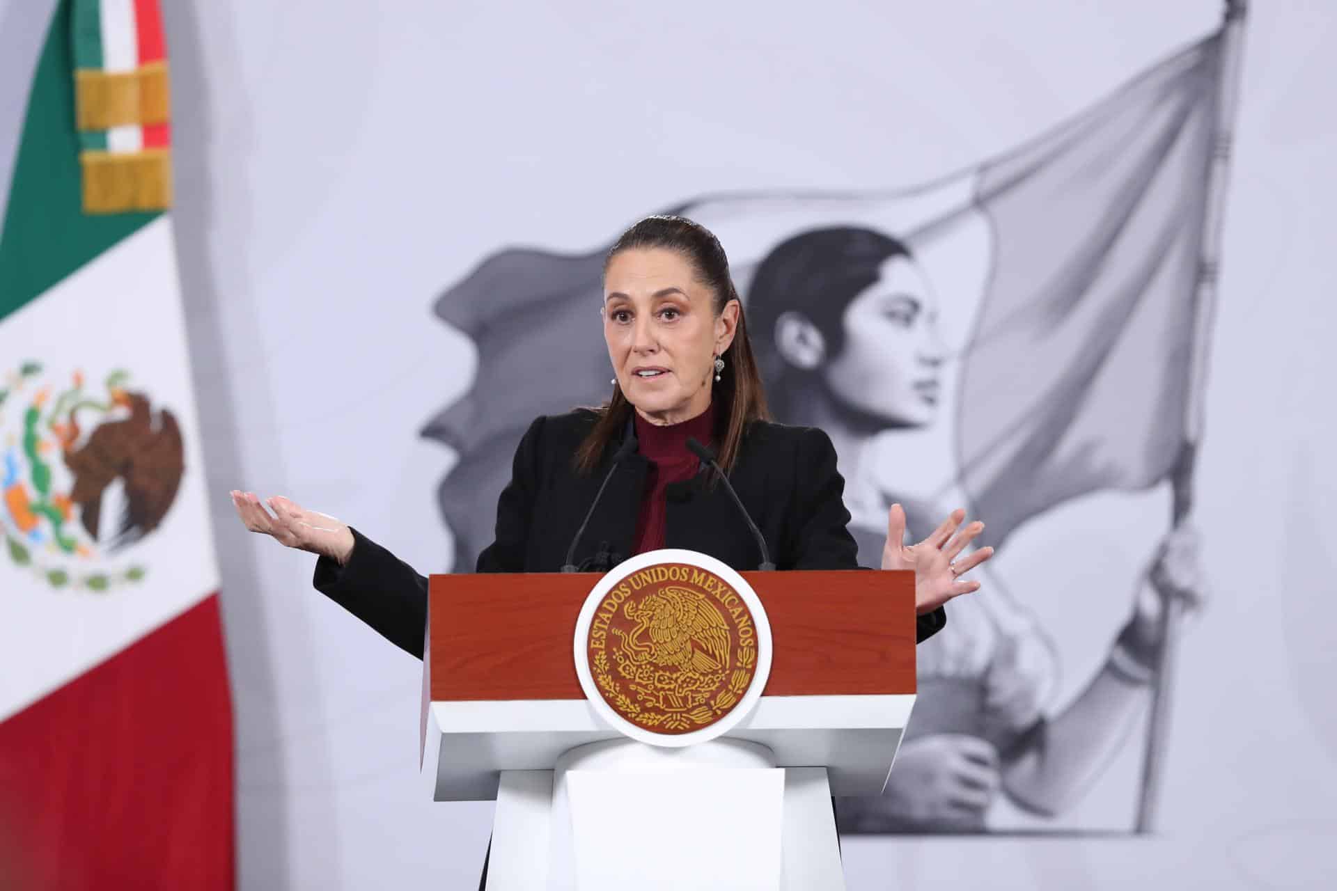 La presidenta de México Claudia Sheinbaum, habla durante una rueda de prensa este viernes en Palacio Nacional de la Ciudad de México (México). EFE/Mario Guzmán