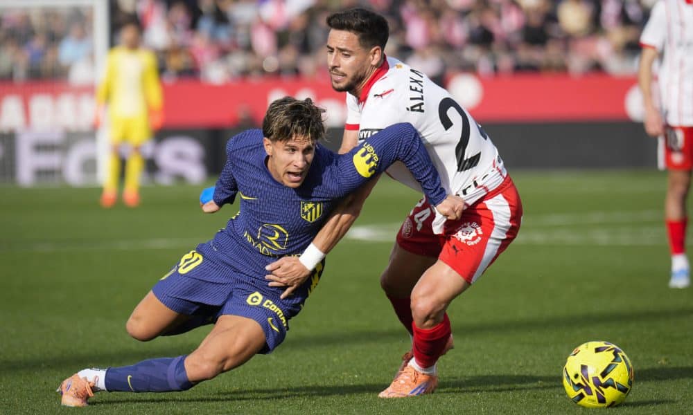 El jugador del Atlético Giuliano Simeone (i) sortea a Álex Moreno del Girona durante partido de Liga que disputaron Girona y Atlético de Madrid en el estadio de Montilivi. EFE/David Borrat