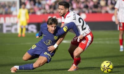 El jugador del Atlético Giuliano Simeone (i) sortea a Álex Moreno del Girona durante partido de Liga que disputaron Girona y Atlético de Madrid en el estadio de Montilivi. EFE/David Borrat
