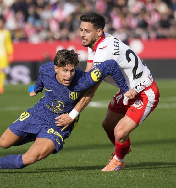 El jugador del Atlético Giuliano Simeone (i) sortea a Álex Moreno del Girona durante partido de Liga que disputaron Girona y Atlético de Madrid en el estadio de Montilivi. EFE/David Borrat