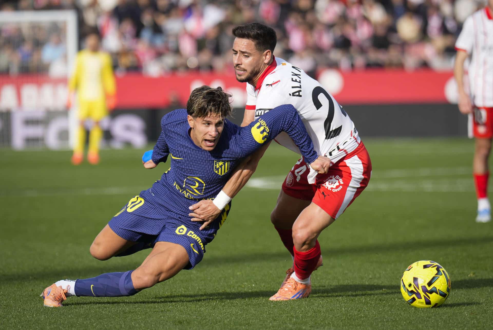 El jugador del Atlético Giuliano Simeone (i) sortea a Álex Moreno del Girona durante partido de Liga que disputaron Girona y Atlético de Madrid en el estadio de Montilivi. EFE/David Borrat