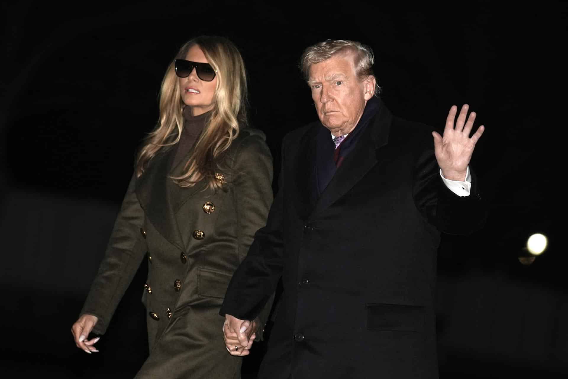 El presidente de Estados Unidos, Donald Trump, junto a la primera dama, Melania Trump, de regreso a la Casa Blanca este domingo. EFE/Yuri Gripas