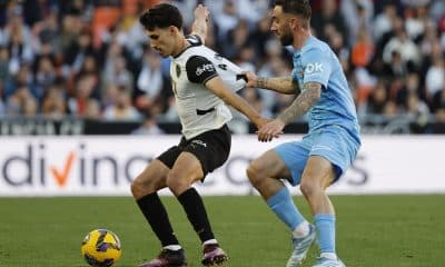 Fotografía de archivo en la que el centrocampista del Valencia Andre Almeida (i) lucha con Sergi Darder, del Mallorca, en un partido de liga en Mestalla. EFE/ Ana Escobar