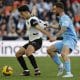 Fotografía de archivo en la que el centrocampista del Valencia Andre Almeida (i) lucha con Sergi Darder, del Mallorca, en un partido de liga en Mestalla. EFE/ Ana Escobar